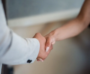 Deal word gesloten, twee personen geven elkaar een hand - aankoopmakelaar